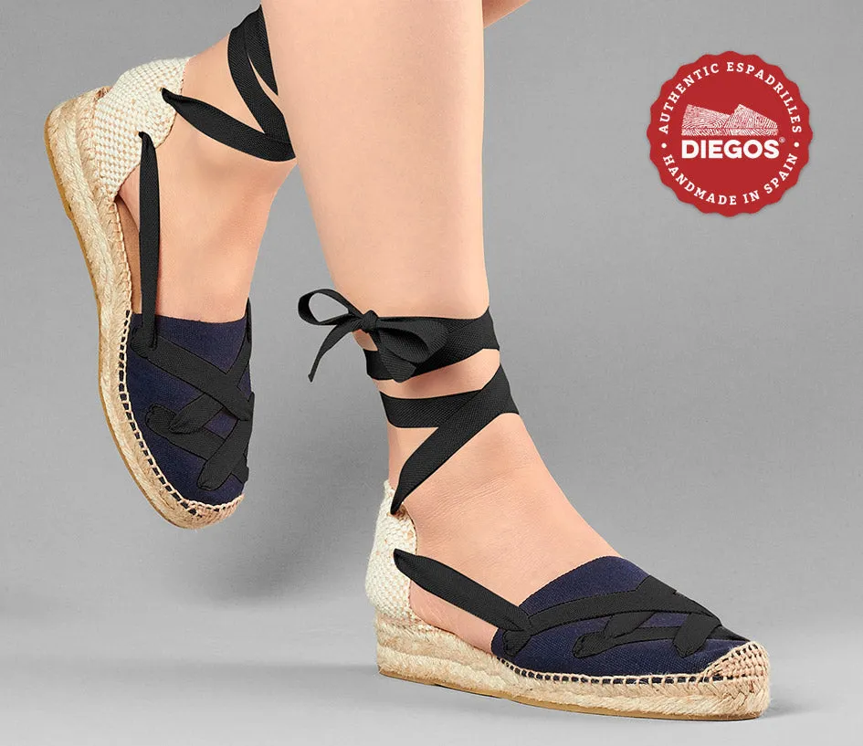 Alpargatas clásicas cordones Lola cuña baja azul marino