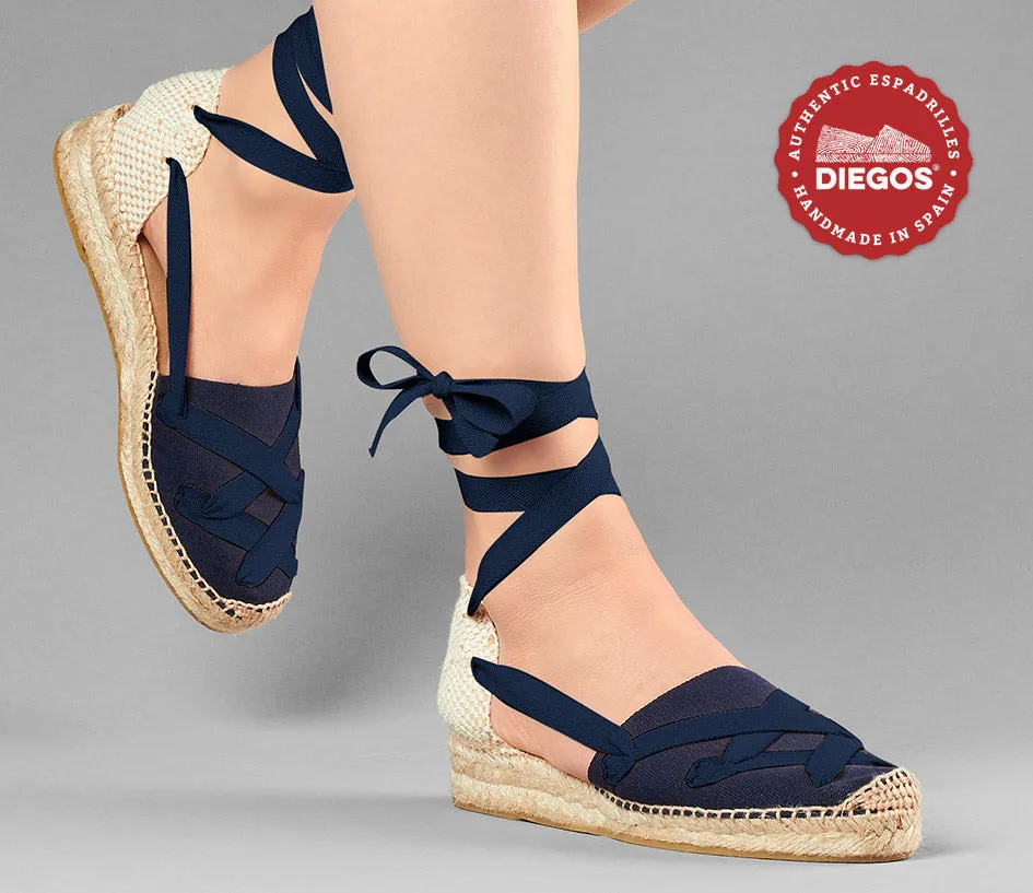 Alpargatas clásicas cordones Lola cuña baja azul marino