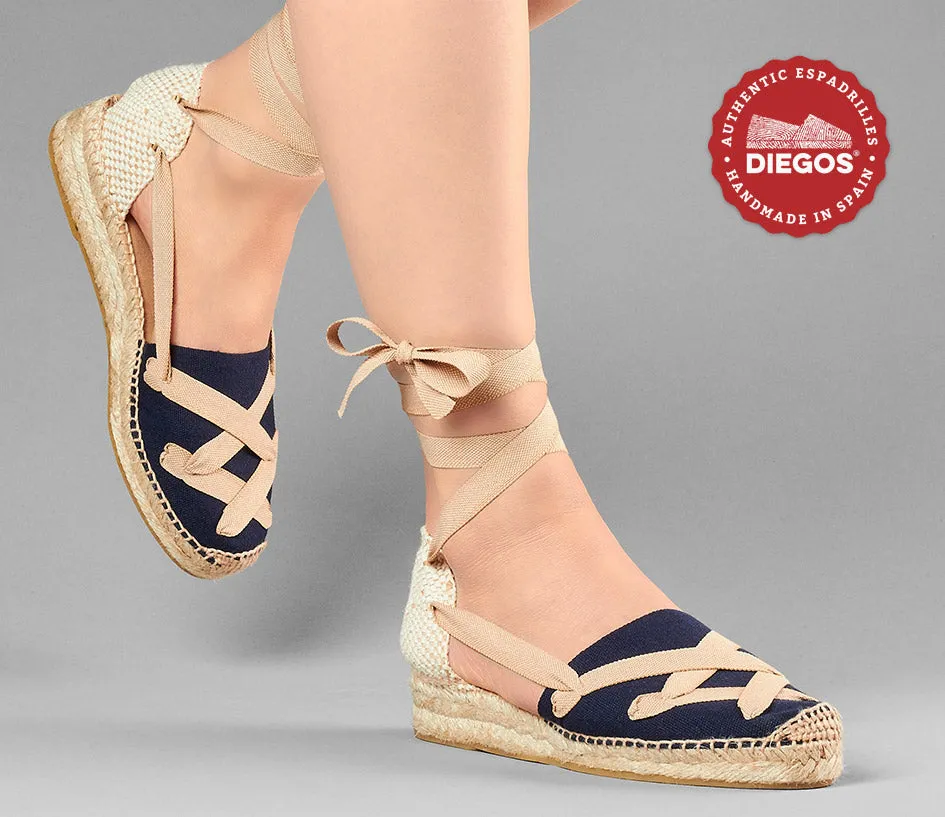 Alpargatas clásicas cordones Lola cuña baja azul marino