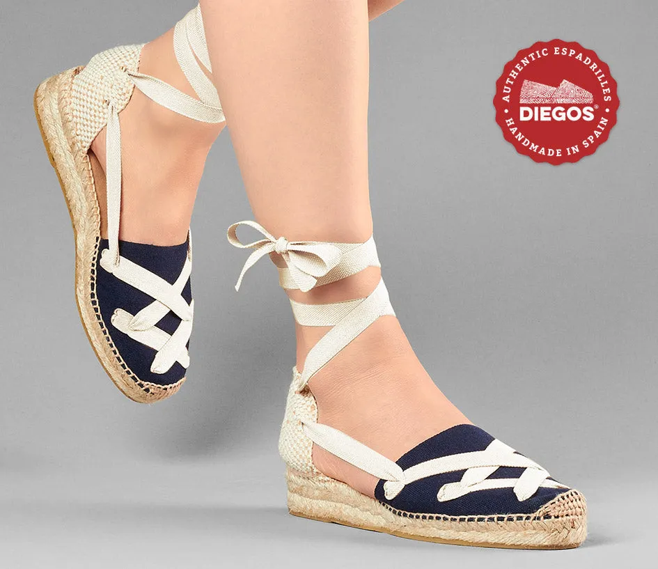Alpargatas clásicas cordones Lola cuña baja azul marino