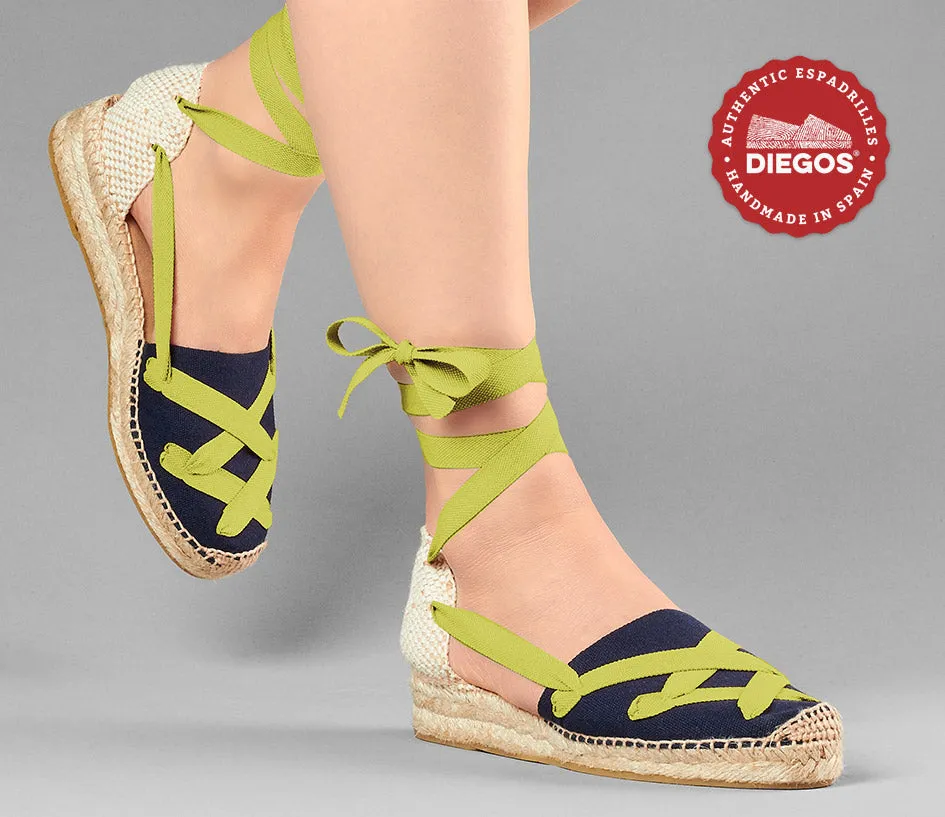 Alpargatas clásicas cordones Lola cuña baja azul marino